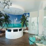 Badezimmer mit Dusche, Whirlpool und tropischem Wandbild