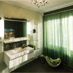 Badezimmer mit grünen Vorhängen, Waschbecken und Spiegel