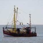 Fischerboot mit Netzen auf dem Wasser