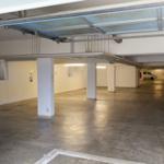 Untertageparkhaus mit Parkplätzen und Säulen