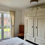 Ein Schlafzimmer zum träumen, mit einen Doppelbett 2x 0,9 m x 2m. Getrennte Matzrazen und Antikschrank.
Alle Zimmer mit Aussenjalousien...