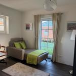 Gemütliches Zimmer mit Bett mit 1 x 0,9m x 2,00 m und Schreibtisch. Büro oder Kinderzimmer oder relaxen ohne Störung...