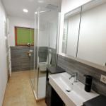 Badezimmer mit Dusche, Waschbecken und Toilette