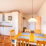 Küche mit Essbereich und Fenster zum See