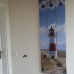 Wand mit Leuchtturm-Bild und Haken