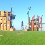 Piraten-Spielplatz mit Rutsche und Klettergerüst auf grünem Feld