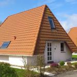 Modernes Einfamilienhaus mit rotem Ziegeldach und weißen Wänden