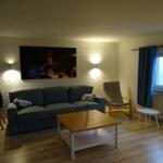 Wohnzimmer mit Sofa, Tisch und Blick aufs Meer.