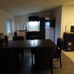 Essbereich mit Küchenzeile und Tisch für sechs Personen.