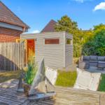 Blick quer durch den Garten auf das Saunahaus