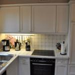 Küchenzeile mit Apotheker- und Abstellschrank