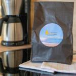 Kaffeepackung mit Norddeich-Logo auf Küchenarbeitsplatte