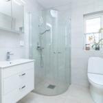 Badezimmer mit Dusche, Waschbecken und Toilette
