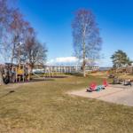Kinderspielplatz mit Rutsche und Schaukel am Wasser