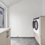 Wohnung mit Waschmaschine und Trockner, Arbeitsfläche und Fenster