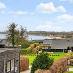 Haus mit Blick auf See und Landschaft