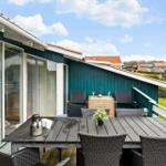 Terrasse mit Tisch, Stühlen und Blick auf Grünflächen