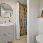 Badezimmer mit Waschbecken, Dusche und Toilette. Holzvertäfelung und Spiegel.
