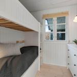 Kammer mit Doppelstockbett, Fenster und Schrank.
