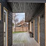 Dachterrasse mit Holzdecke und Türen zu den Unterkünften.