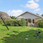 Haus mit Garten, Spielplatz und Terrasse im Hintergrund.