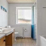 Badezimmer mit Waschbecken, Toilette, Dusche und Badewanne.