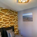 moderrnes Schlafzimmer mit Boxspringbett und Kleiderschrank und Zugang auf den Balkon