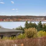 Haus mit Blick auf Wasser und Stadt im Hintergrund