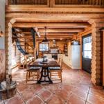 Blick in die offene Küche mit Essbereich