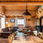 Blick in den Wohnraum vom Küchenbereich