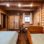 Schlafzimmer im Erdgeschoss mit Blick zum Schrank und Fenster