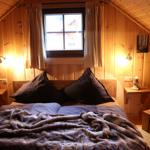 Schlafzimmer unter dem Giebel im Obergeschoss  der Möglichkeit ein Kinderbett zu stellen