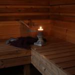 gemütliche Auszeit in der Sauna, die vom Badezimmer aus begehbar ist