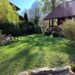 Auch im hinteren Bereich des Gartens gibt es eine Sitzgelegenheit