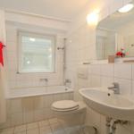 Badezimmer mit Badewanne, Toilette und Waschbecken.