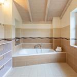 Bad mit Badewanne, Fenster und Holzdecke