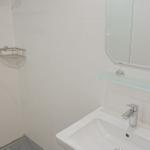 Bad mit Dusche, Waschbecken und Spiegel