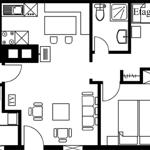 Wohnung mit Küche, Bad, Schlafzimmer und Wohnbereich mit Sofa und TV.