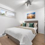 Schlafzimmer mit Bett, Wandbild und Fenster