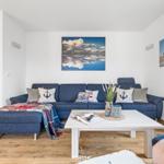 Blauer Sofa mit Kissen und Tisch im Wohnzimmer