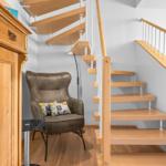 Treppenhaus mit Sitzgelegenheit und Holzstufen