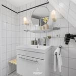 Badezimmer mit weißem Waschbecken, Spiegel und Haartrockner an der Wand.