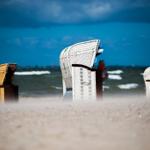 Strand mit Liegestühlen und Meer im Hintergrund.