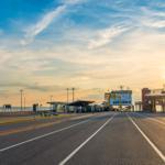 Fähranleger mit Fähre und Sonnenuntergang am Wasser