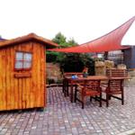 Gästeterrasse mit Hexenlaube und Grillmöglichkeit