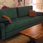 grünes Samtsofa im Wohnzimmer