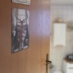 Tür ins Bad, 3 Stufen führen ins Badezimmer