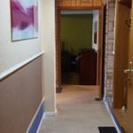 durch den Flur links ins Wohnzimmer, geradeaus ins Schlafzimmer, rechts in Küche und Bad