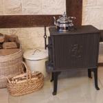 skandinavischer Holzofen im Wohnzimmer