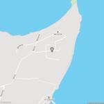 Karte zeigt Lage am Strand mit Straßen und Parkplatz.